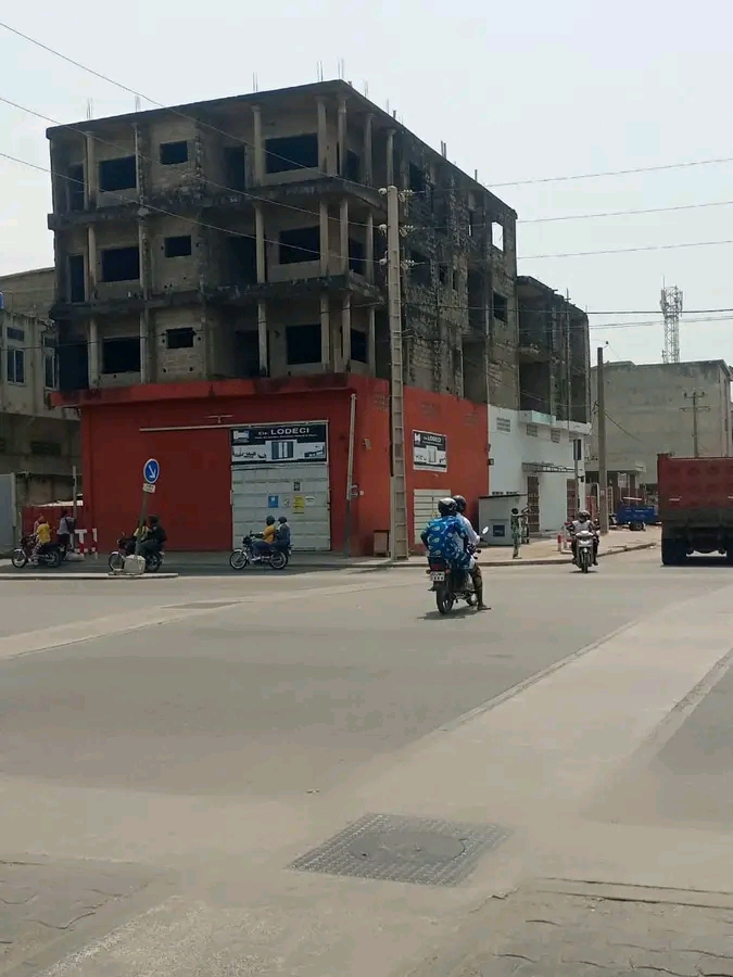Immeuble inachevé sur une parcelle au bord de voie à Akpakpa